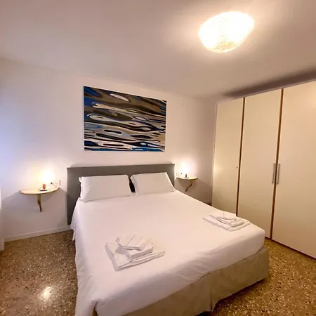 True 2 Bedrooms In The Heart Of Castello * Velence